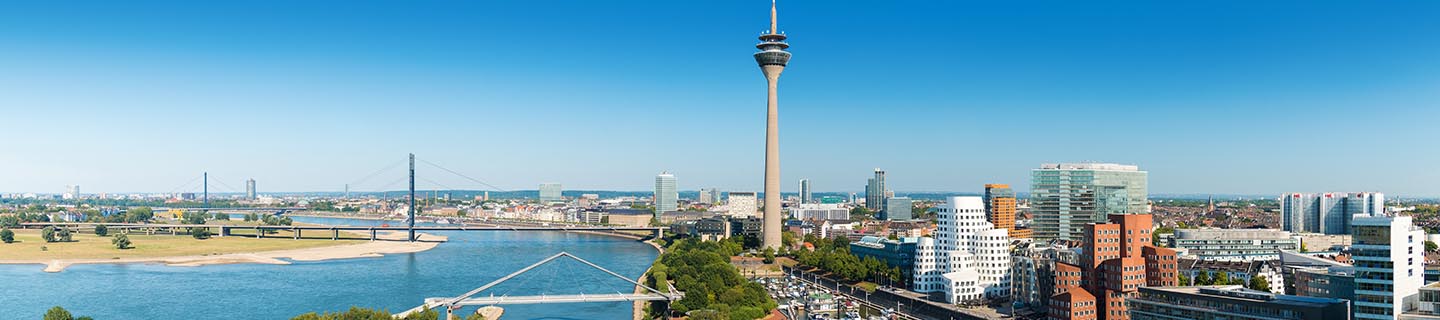 Stadtpromenade mit Rheinturm in Düsseldorf